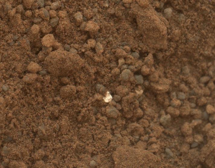 Загадочная белая пещинка на Марсе - в центре фотографии